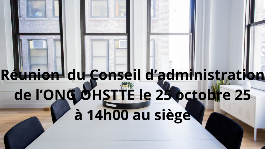 Sur l'image nous voyons une pièce avec plusieurs fenêtre, une longue table avec plusieurs chaises, c'est un salle de réunion